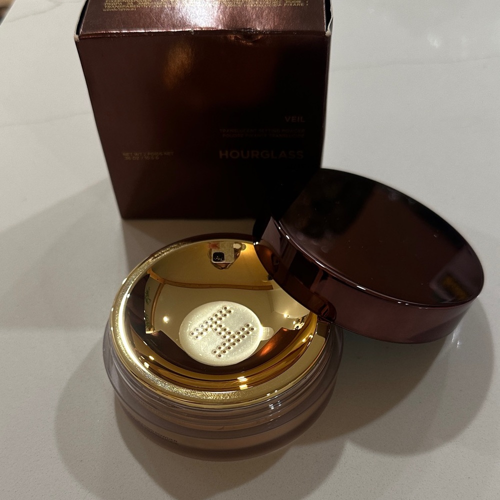 Hourglass Veil Setting Powder in Translucent Deep - Picture 3 of 5